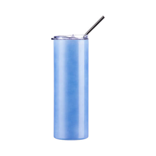 Una taza de 600 ml con una pajita para sublimación, cambiando de color bajo la influencia del calor de azul a rosa.